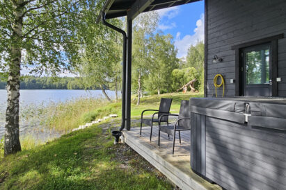 Aulangon Rantahuvilan terassilta aukeaa näkymä luonnonkauniille Aulangonjärvelle.