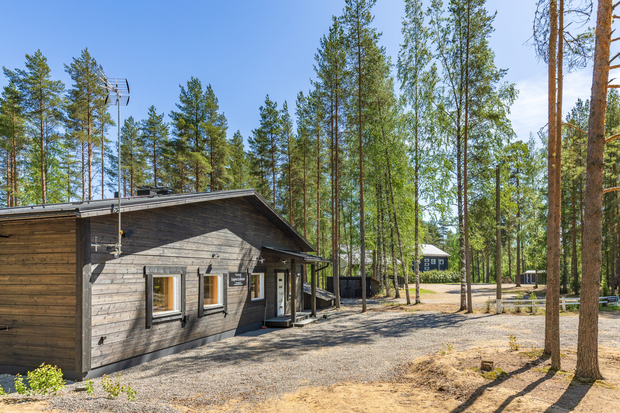 The Loppi Peace area is located on the shores of Lake Kaartjärvi. To the left is Loppi Luxus, and behind it is Räyskälä Grand Villa.