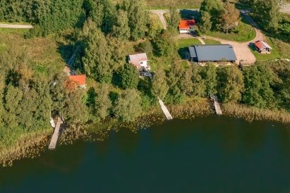 Aulangon Rantakolmikon rakennukset Aulangonjärven äärellä. Vasemmalla Aulangon Rantapiilo, keskellä Aulangon Rantalan rantasauna, ylhäällä Aulangon Rantalan Pikkuhuvila, oikealla Aulangon Rantalan päärakennus sekä ympärivuotinen majoitusaitta.