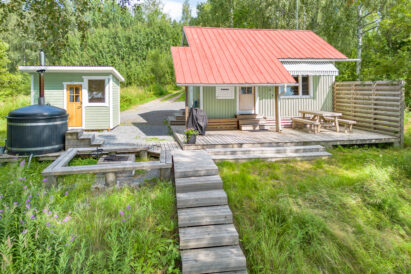Aulangon Rantapiilon laiturille pääsee puhtain jaloin sekä päähuvilasta että rantasaunasta.