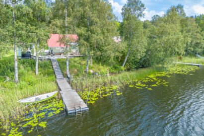 Aulangon Rantapiilon laiturille pääsee puhtain jaloin sekä päähuvilasta että rantasaunasta.