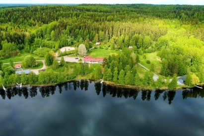 Aulangon Rauhan alue Aulangonjärven pohjoisrannalla. Vasemmalla Aulangon Rantala, keskellä Aulangon Suuri Huvila ja oikealla Aulangon Rantahuvila.