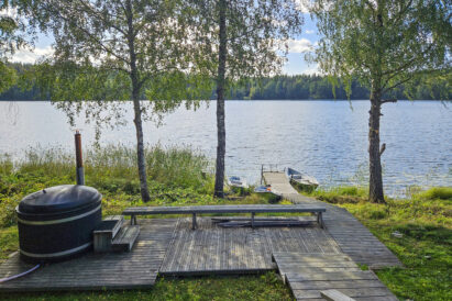 Aulangon Suuren Huvilan rantasaunan edessä on kylpypalju ja venelaituri. Saunalta avautuu näkymä luonnonkauniille Aulangonjärvelle.