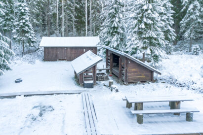 Evon Erähuvilan pihapiirissä sijaitsee erähenkinen laavu ja tulipaikka.
