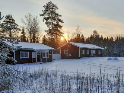 Evon Kaksikon huvilat talviasussaan. Huviloiden välissä oleva aita tarjoaa näkösuojan Evon Suuren Huvilan suuntaan.