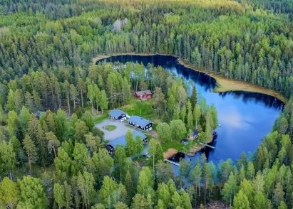 Evon Rauhan alue rauhallisen Kaitalammin rannalla. Keskellä Evon Kaksikko ja alhaalla Evon Suuri Huvila. Oikealla Evon Suuren Huvilan rantasauna.