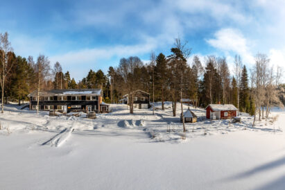 Evon Rauhan rakennukset kevättalvisen auringon paisteessa.