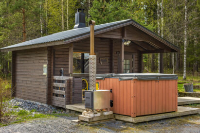 Hämeen Privaatin puulämmitteinen pihasauna sijaitsee laavun ja päärakennuksen välissä.