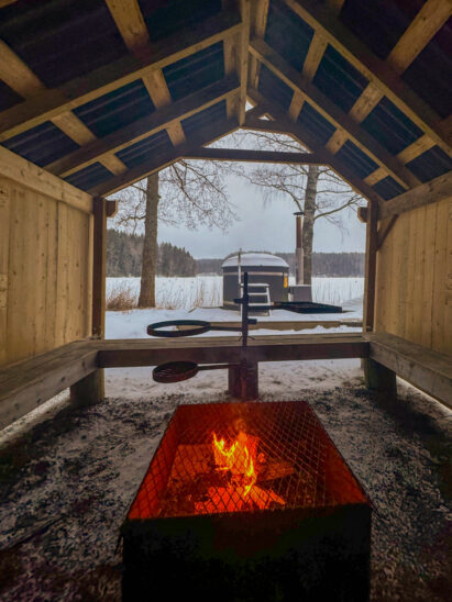 Aulangon Rantahuvilan kotalaavu tarjoaa suojaisan paikan järvinäkymällä grillailluun ja mukavaan yhdessäoloon.
