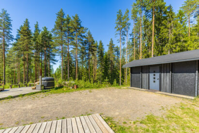 Lopen Erähuvilan ympärivuotinen majoitusaitta sijaitsee Minihuvilan ja paljujen vieressä.