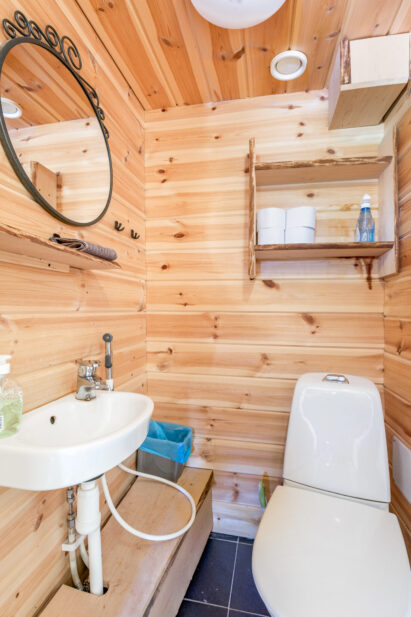 Lopen Erähuvilan Minihuvilan wc sijaitsee eteisessä olohuoneen ja saunan välissä.