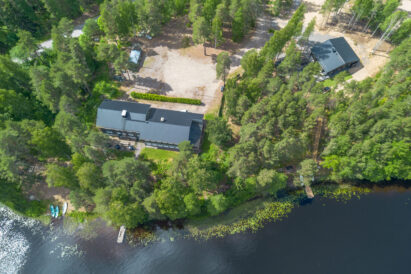 Lopen Rauhan alue Kaartjärven rannalla. OIkealla Lopen Luksus, vasemmalla Räyskälän Suuri Huvila.