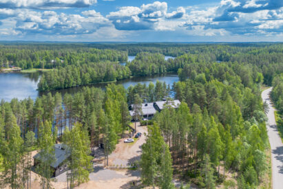 Lopen Rauhan alue Kaartjärven rannalla. Vasemmalla Lopen Luksus, takana Räyskälän Suuri Huvila.