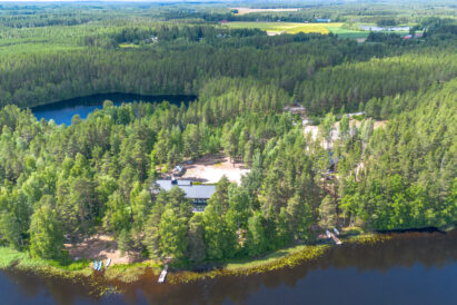 Lopen Rauhan alue Kaartjärven rannalla. OIkealla Lopen Luksus, vasemmalla Räyskälän Suuri Huvila.