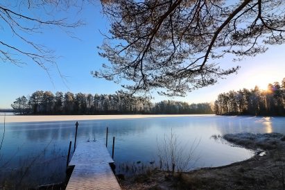Räyskälän Suurelta Huvilalta Kaartjärvelle aukeava näkymä on lumoava myös talviaikaan.