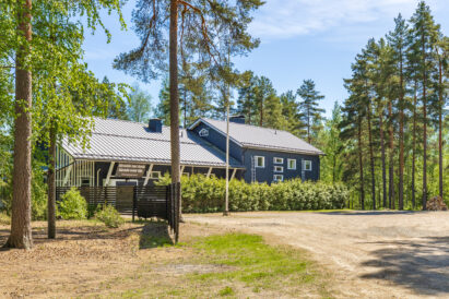 Räyskälän Suuri Huvila tarjoaa loistavat puitteet ison ja pienen ryhmän kokouksille, lomanvietoille tai juhliin.