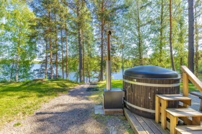 Räyskälän Suuren Huvilan paljuterassi sijaitsee aivan luonnonkauniin Kaartjärven äärellä. Portaat vievät terassilta alas laiturille.