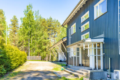 Räyskälän Suuren Huvilan länsipäädyn erillistä huoneistoa vuokrataan lisäpalveluna tai rajoitetusti erikseen. Huoneistoon on oma sisäänkäynti etupihalta.