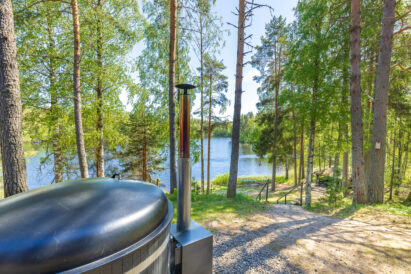 Räyskälän Suuren Huvilan paljuterassi sijaitsee aivan luonnonkauniin Kaartjärven äärellä. Portaat vievät terassilta alas rantaan ja grillikatokselle.