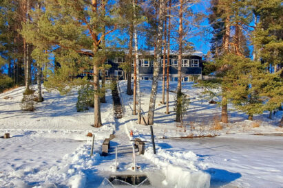Räyskälän Suuren Huvilan laiturin päähän voidaan talvella tehdä tilauksesta myös uima-avanto.